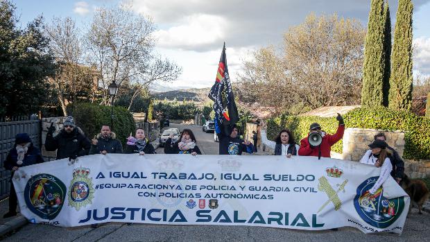 Media docena de miembros de Jusapol protestan frente al chalé de Iglesias y Montero pidiendo «igualdad salarial»