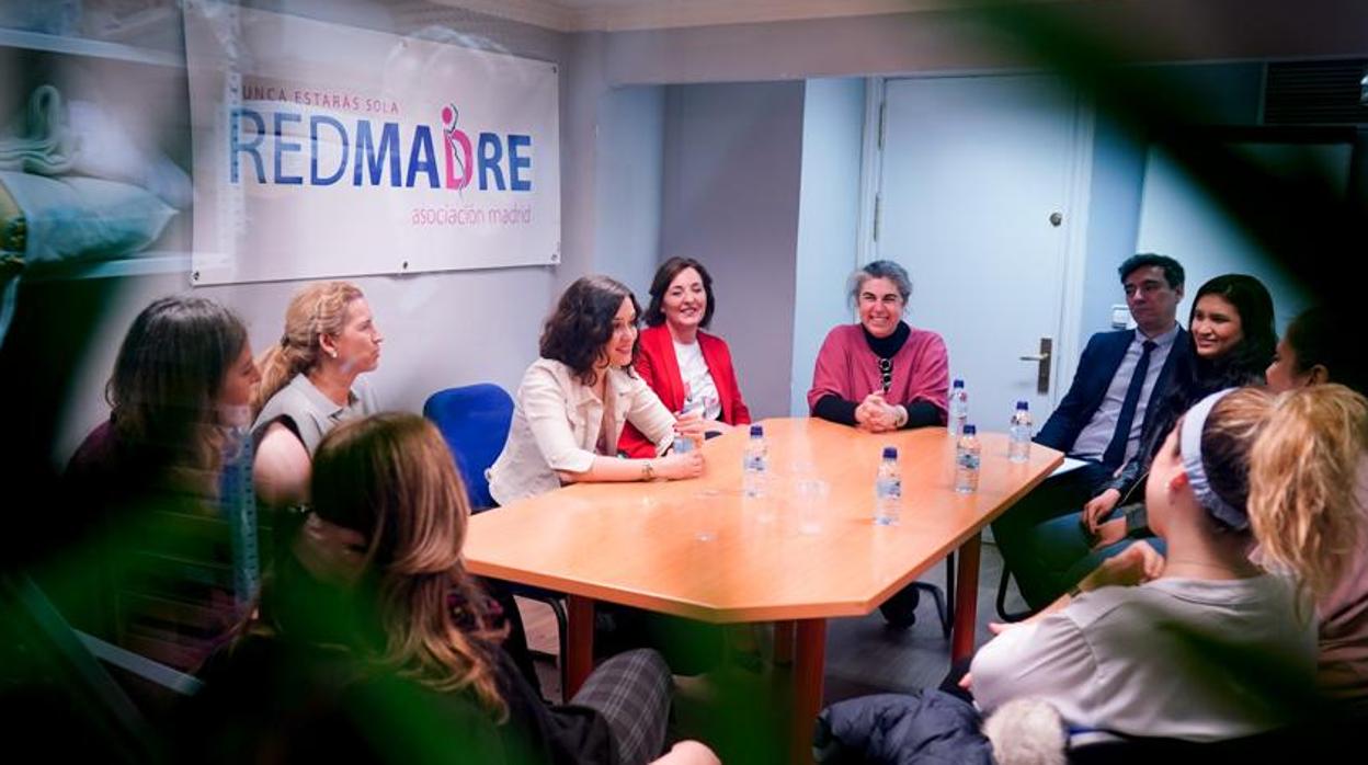 La presidenta madrileña, Isabel Díaz Ayuso, durante su encuentro en la Fundación RedMadre