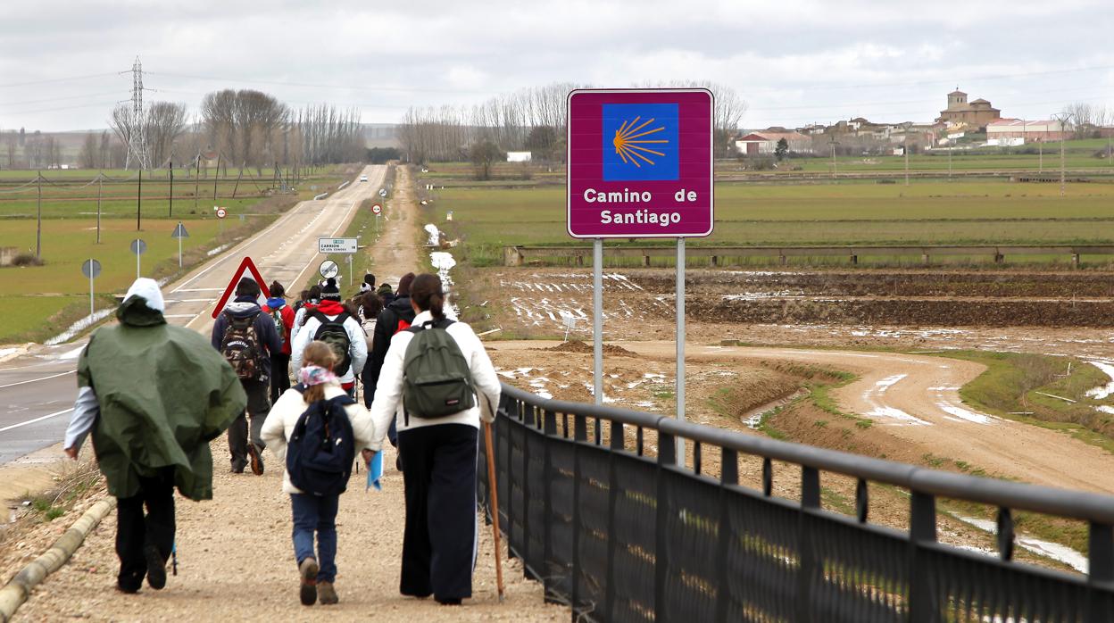 Peregrinos del Camino de Santiago a su paso por Frómista (Palencia)