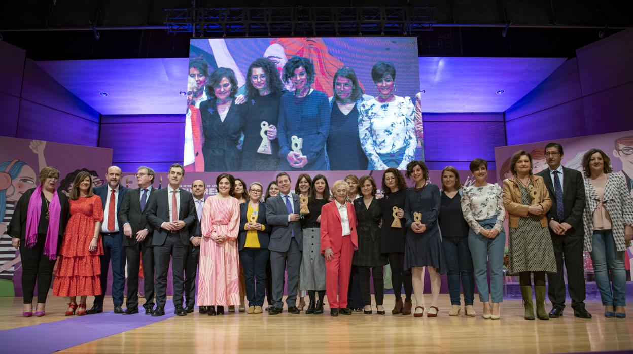 El presidente García-Page, acompañado de algunas de las mujeres con cargos dentro del PSOE