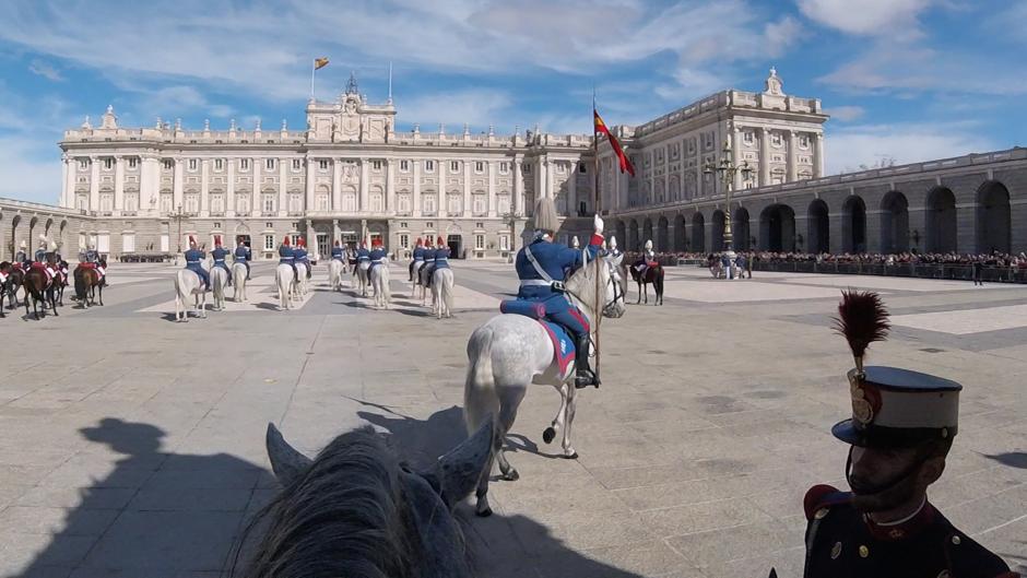 Vídeo: El Relevo Solemne de la Guardia Real, como nunca lo has visto