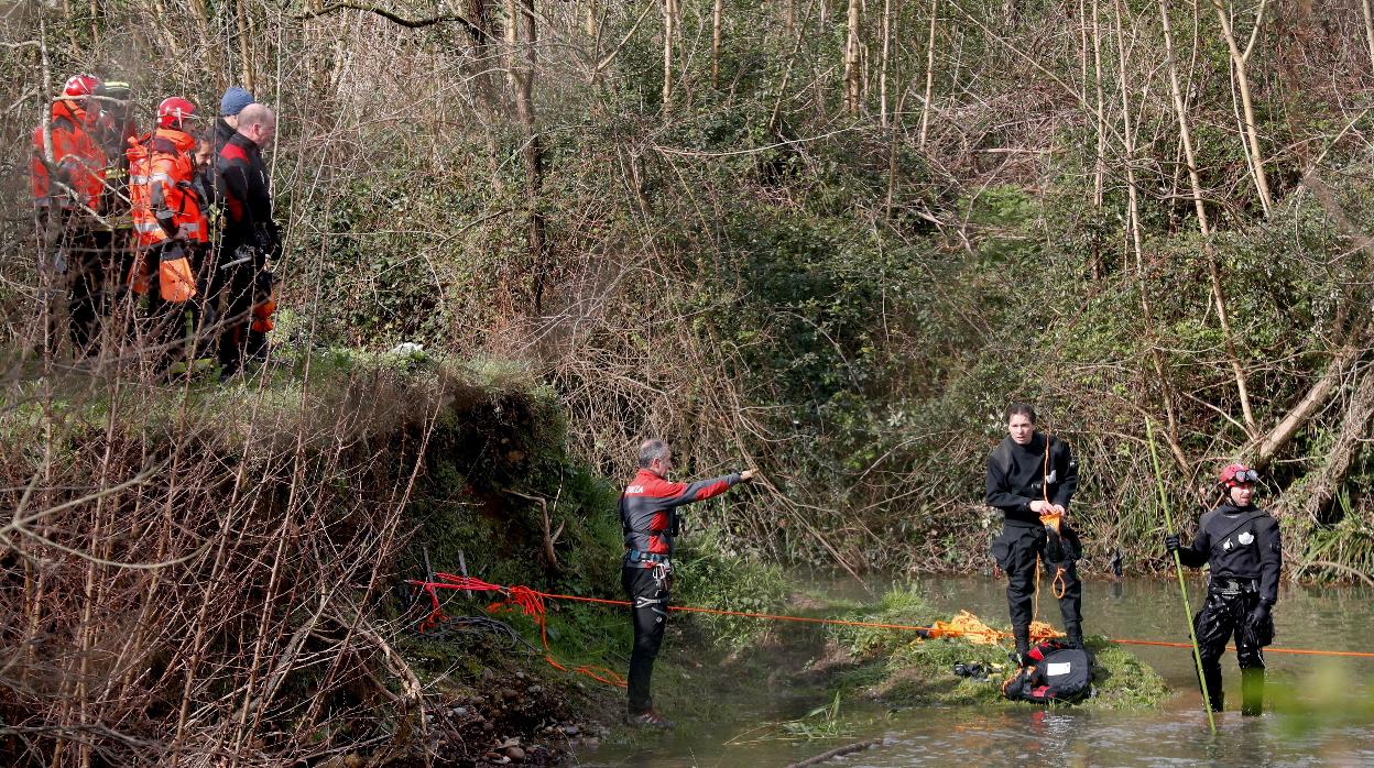 Efectivos de la Ertzaintza y de bomberos rastrean el río Urumea a la altura del barrio de Osinaga de Hernani