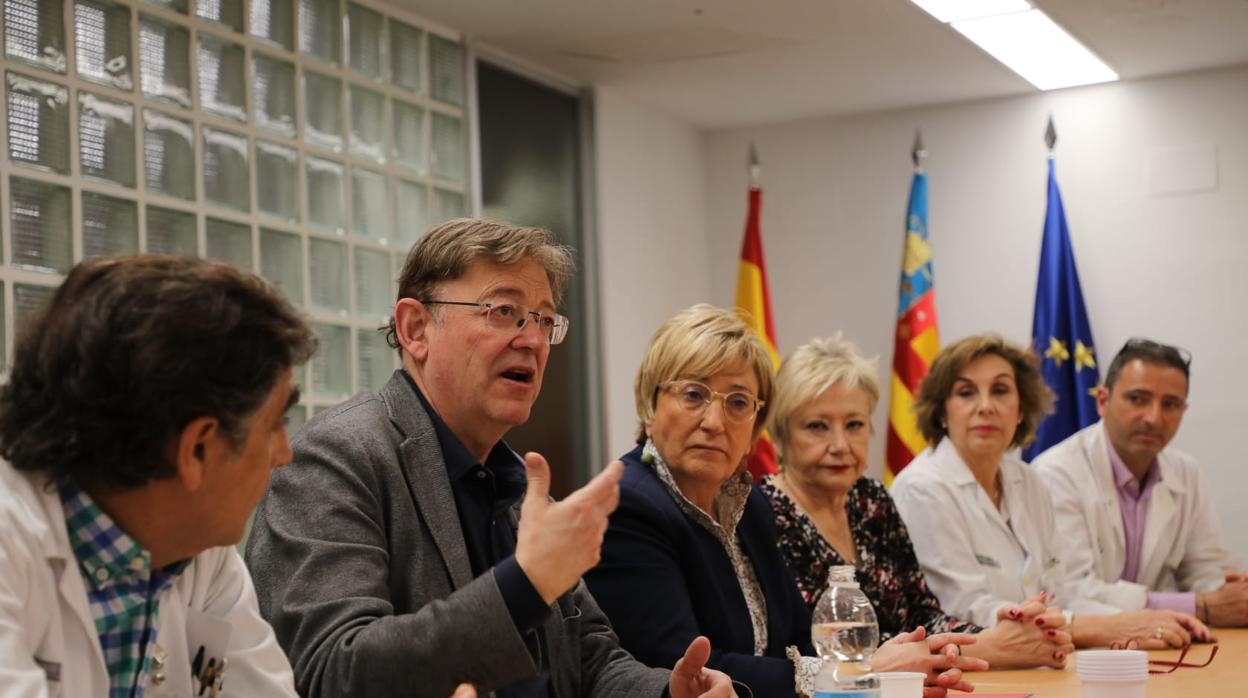 Imagen del presidente Puig y la consellera Barcelo tomada este domingo en el hospital Clínico de Valencia