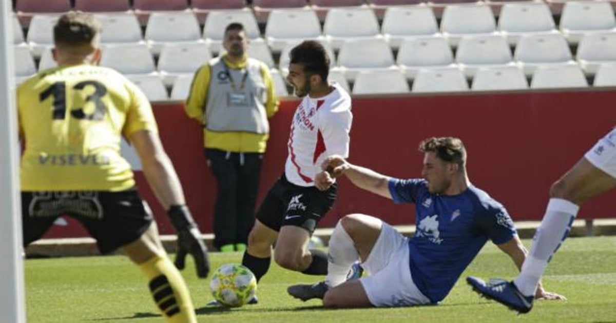 Lara cae en una jugada que pudo ser penalti