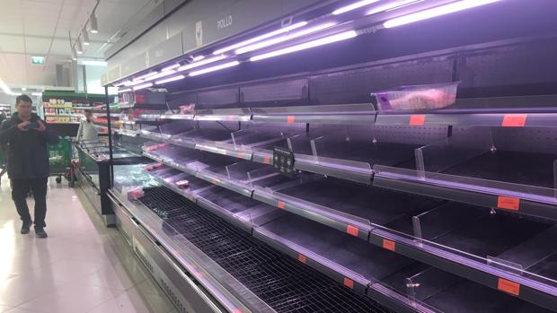 El miedo al coronavirus deja estanterías vacías en supermercados de Madrid