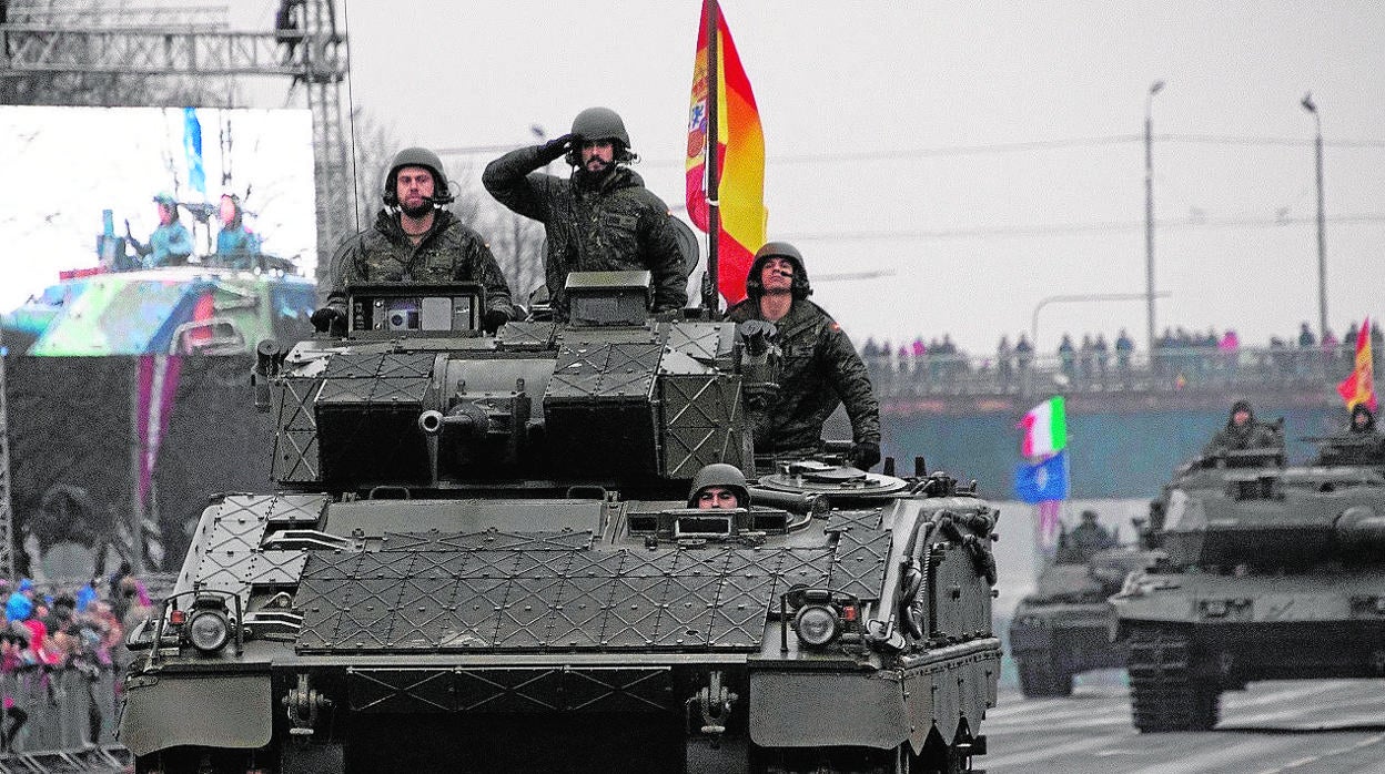 Un vehículo Pizarro en el desfile en Riga por el 101 aniversario de la independencia de Letonia de Rusia, el pasado 18 de noviembre