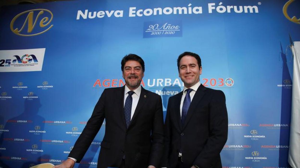 El alcalde de Alicante, Luis Barcala, con Teodoro García de Gea, en el Nueva Economía Fórum de Madrid, este lunes