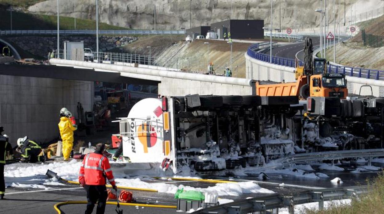 Imagen de archivo de otro accidente similar en la Autovía del Cantábrico