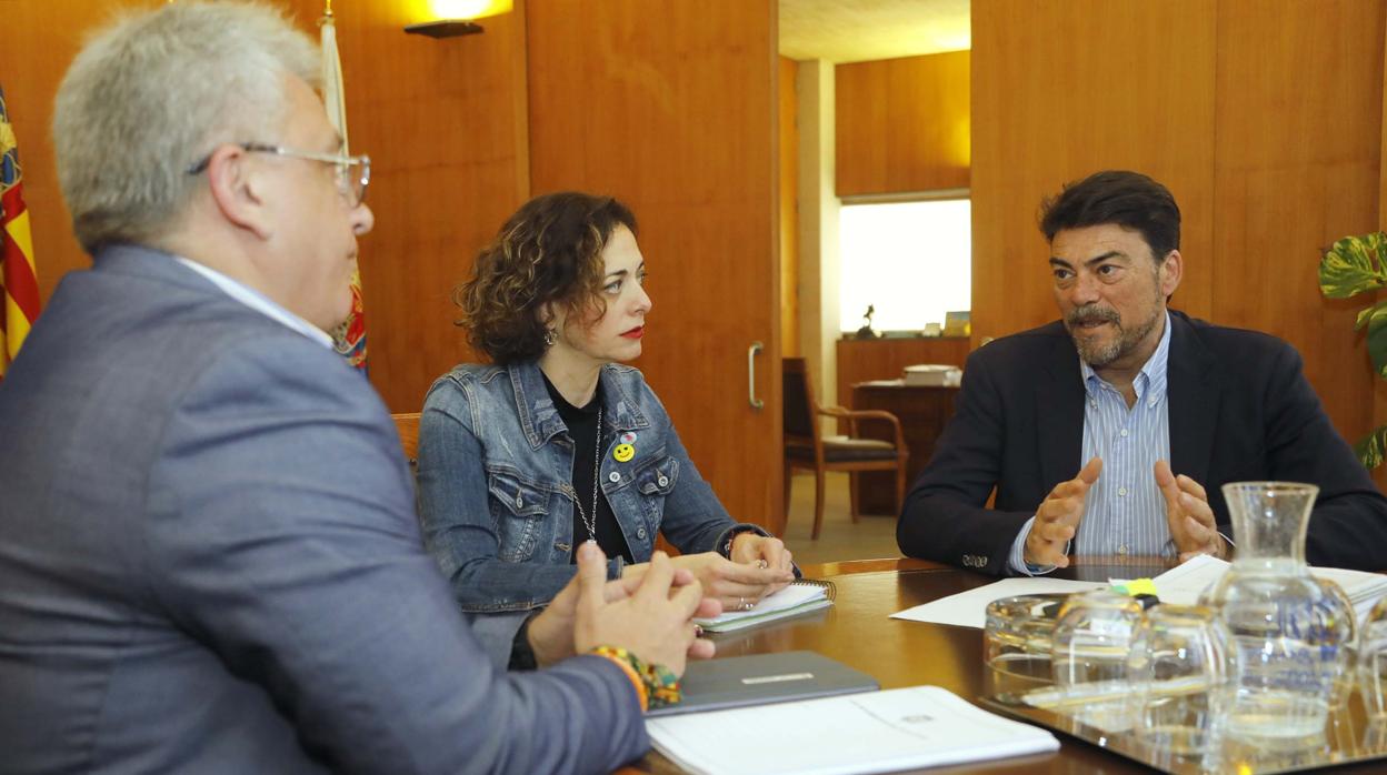 El alcalde de Alicante, Luis Barcala, junto con el concejal Antonio Manresa y la presidenta de la Federació de Fogueres, Toñi Martín-Zarco Marín