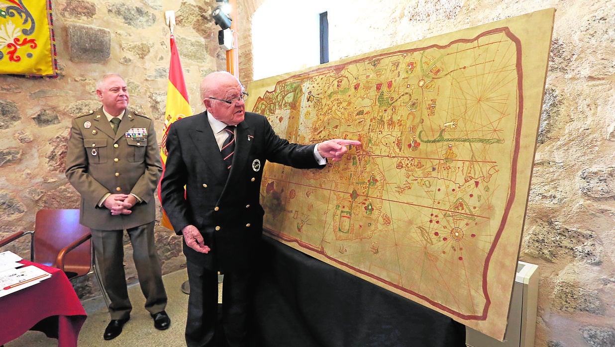 Juan Antonio Lago, de la Asociación de la Carta de juan de la Cosa, con el general Antonio Rajo al fondo