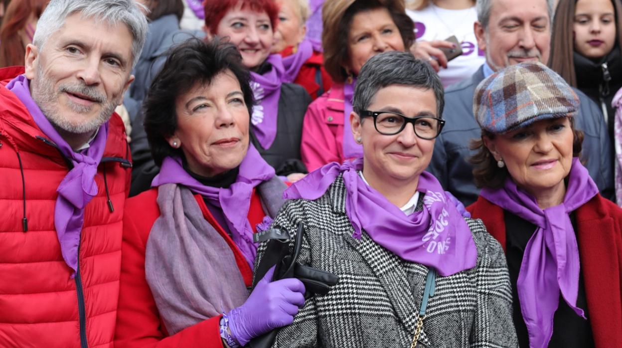 Isabel Celaá, con guantes morados en la manifestación del 8-M