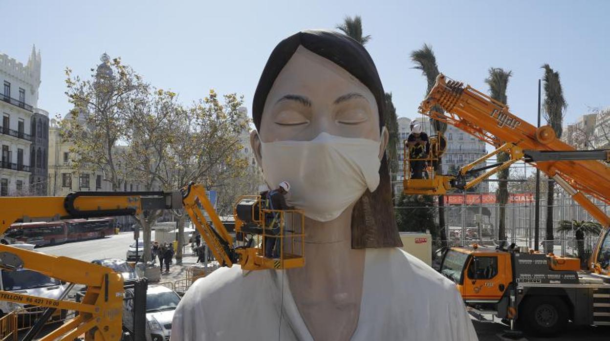 La Falla del Ayuntamiento de Valencia, con la mascarilla en gesto de protesta