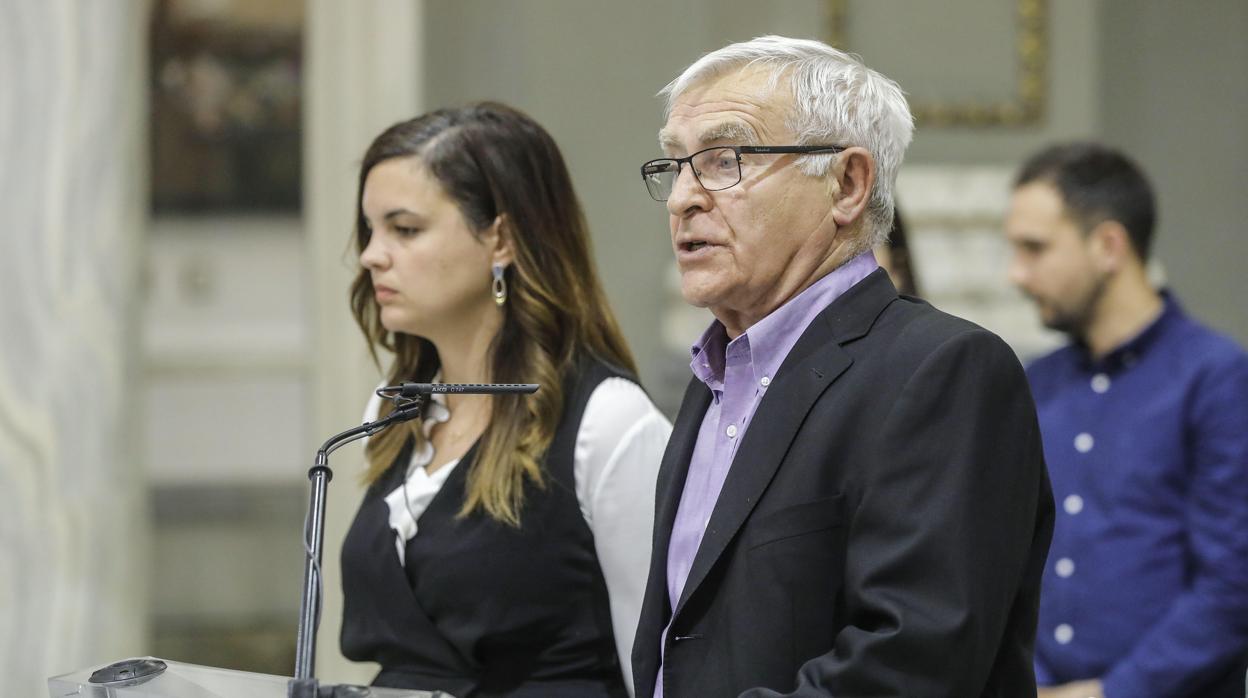 Imagen del alcalde de Valencia, Joan Ribó, y de la vicealcaldesa, Sandra Gómez, durante la rueda de prensa de este miércoles