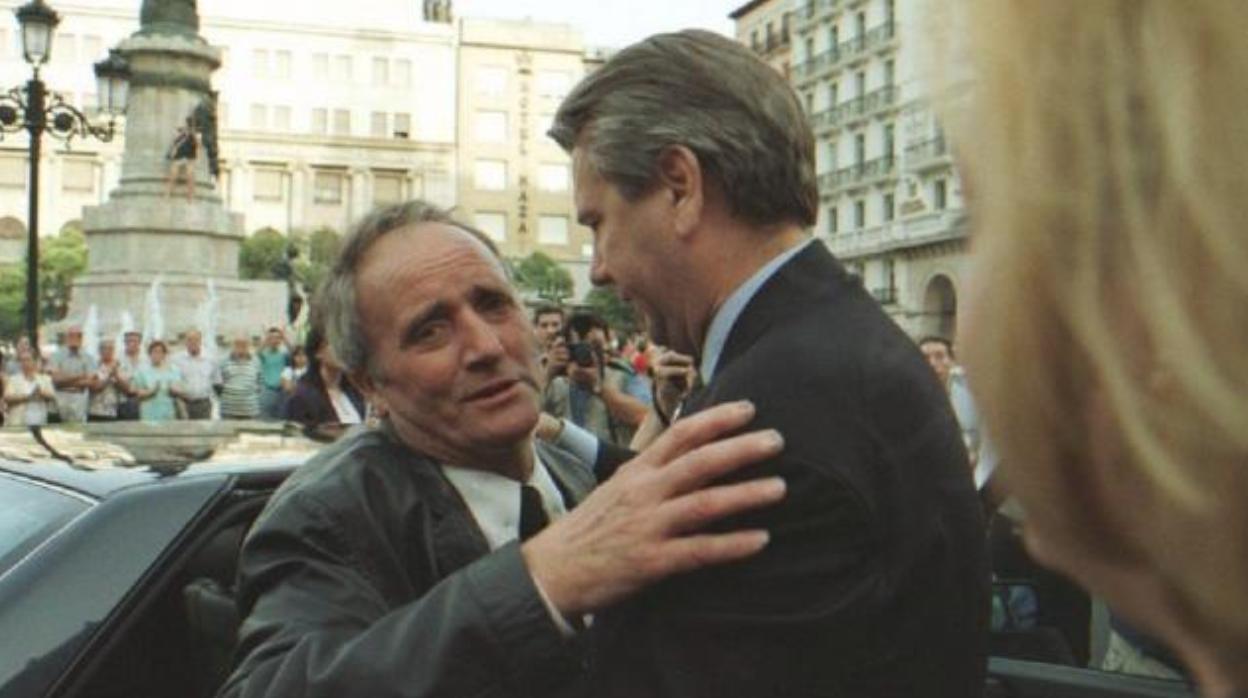 Miguel Blanco, en una manifestación en julio de 1997, junto al entonces presidente de Aragón, Santiago LanzuelaEfe