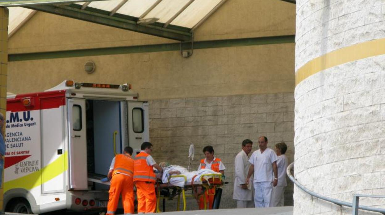 Personal sanitario atendiendo a un paciente en Urgencias del Hospital General de Alicante