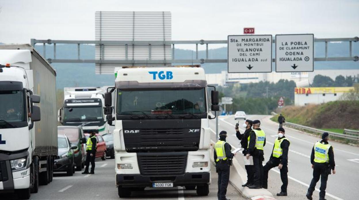 Camiones parados en el control de acceso de Igualada