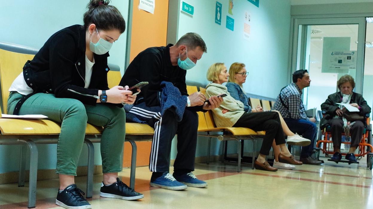 Personas con mascarillas en la sala de espera de un hospital zaragozano en plena crisis del coronavirus