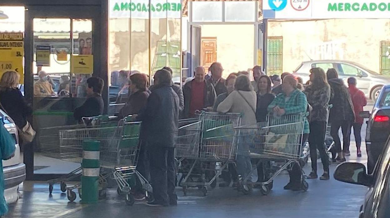 Ciudadanos esperando a que abran un supermercado