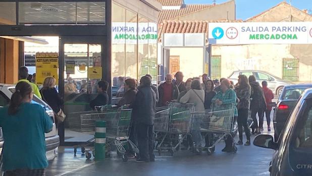 El miedo al coronavirus provoca largas colas en los supermercados de Castilla-La Mancha