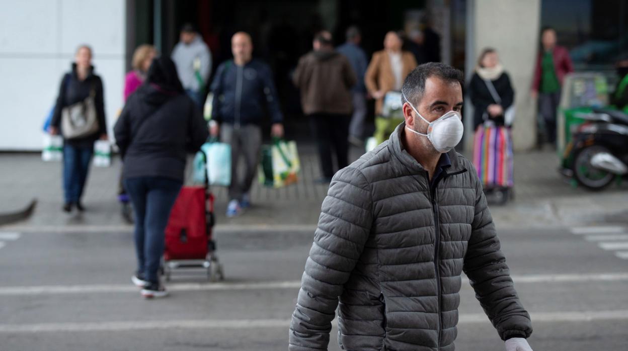 Vecinos de Barcelona, protegidos ante la pandemia de Covid-19