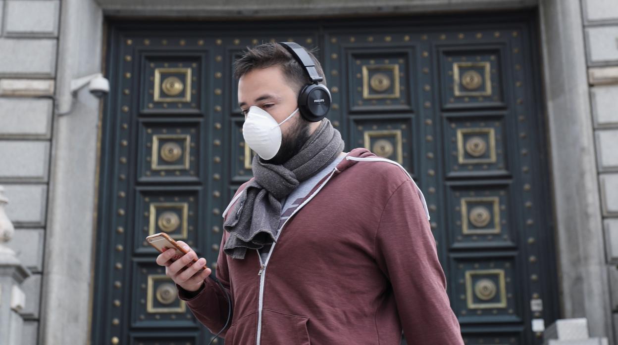 Un hombre con mascarilla en Barcelona