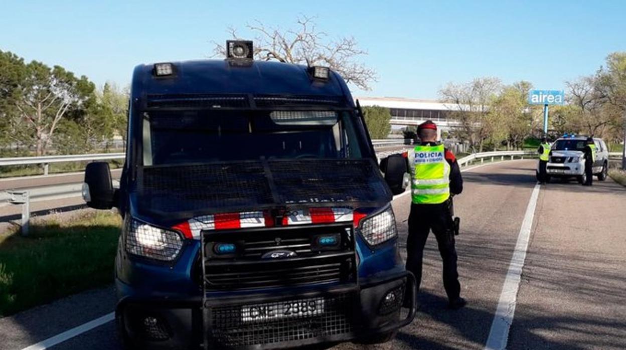 Agentes de los Mossos, en un control realizado en Lérida