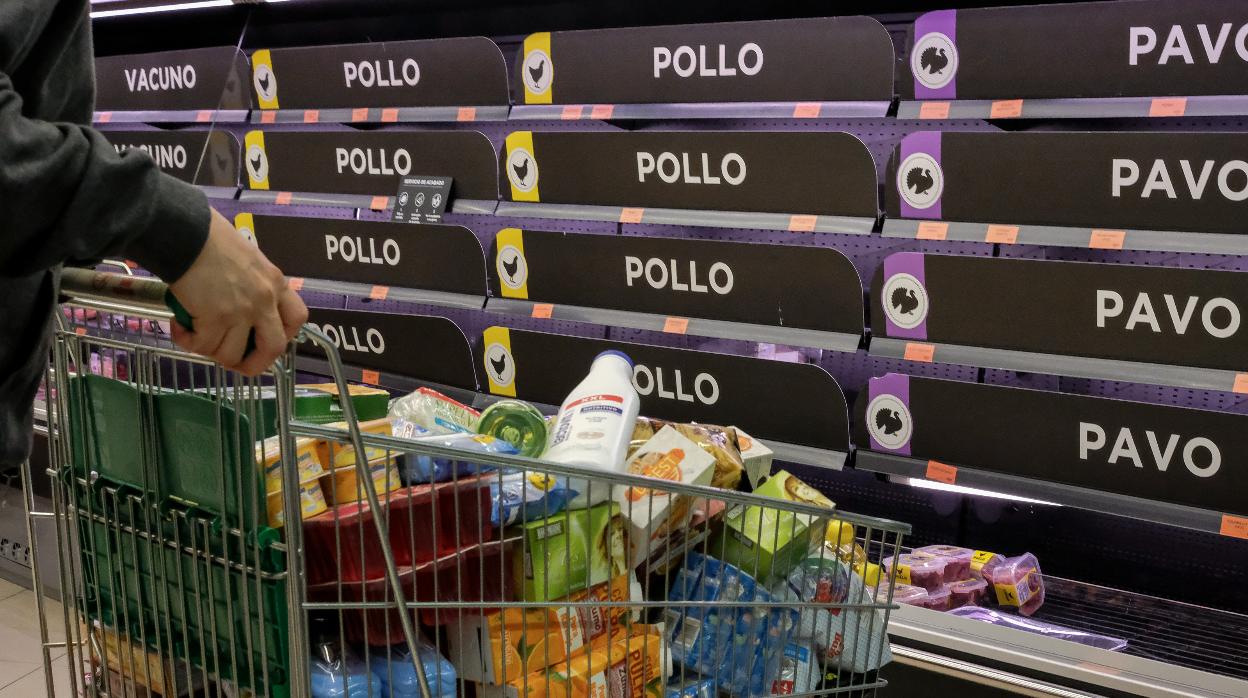 Un cliente realiza la compra en un supermercado en los primeros días de la expansión del coronavirus