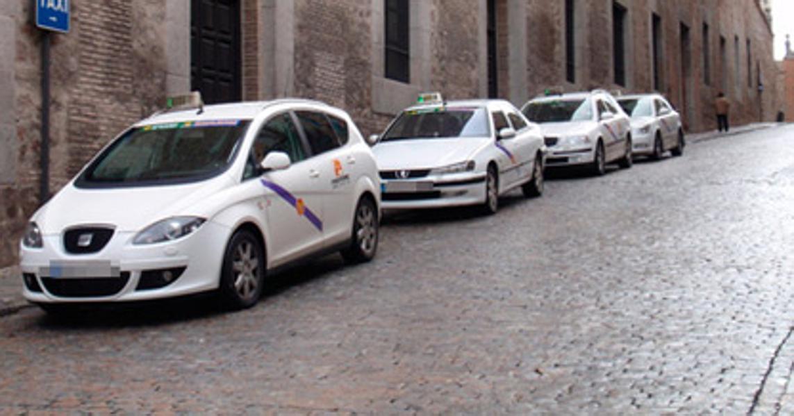 Parada de taxis junto al Museo del Ejército, en la cuesta de Carlos V