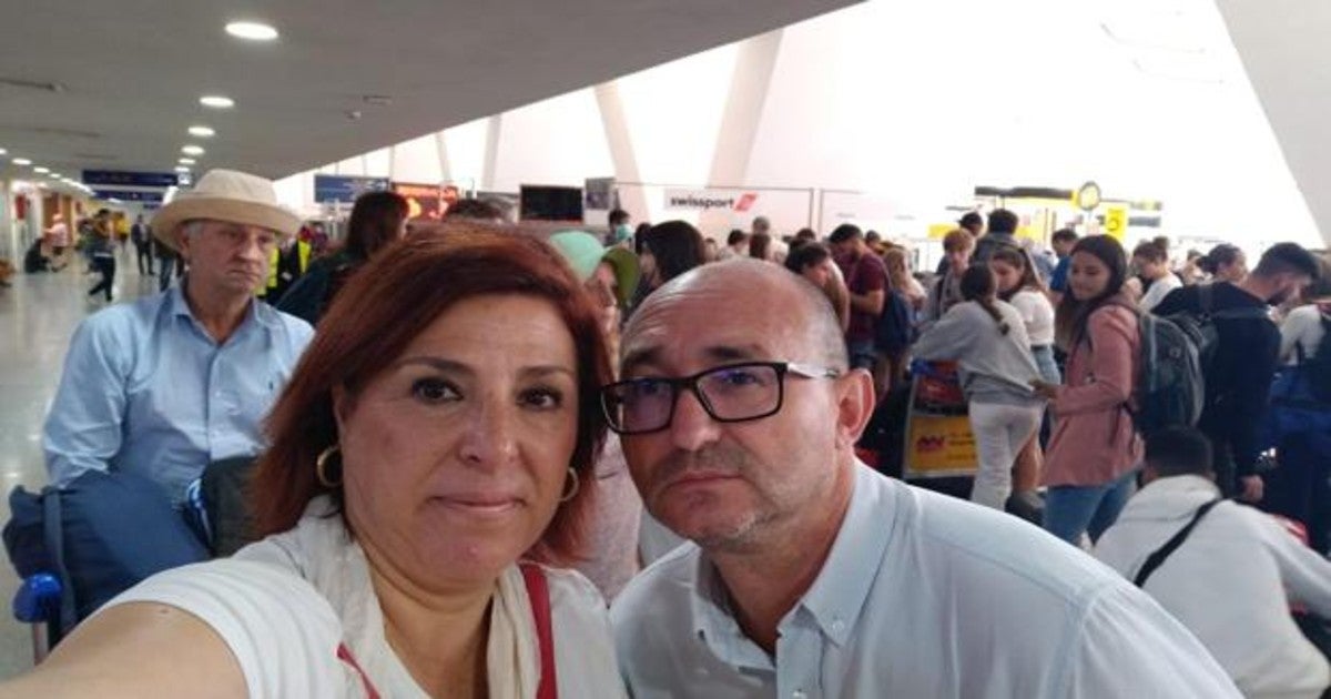 Rosa Nogués y su marido, ayer en el aeropuerto de la ciudad marroquí de Marrakech