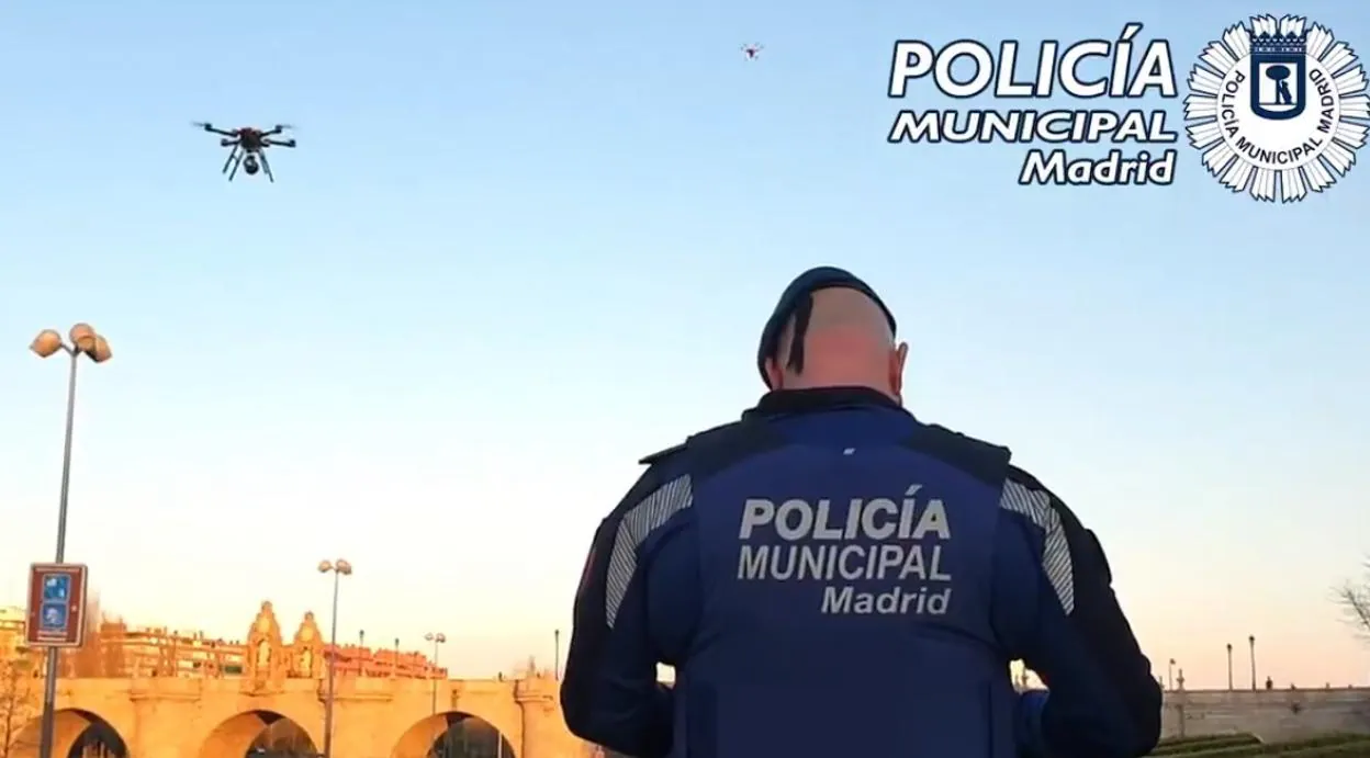 Uno de los agentes de la Policía Municipal dirigiendo el dron por Madrid Río