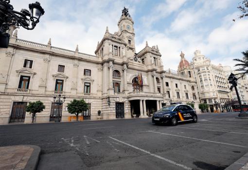 Imagen de una patrulla de la Policía Nacional tomada este domingo en la plaza del Ayuntamiento de Valencia