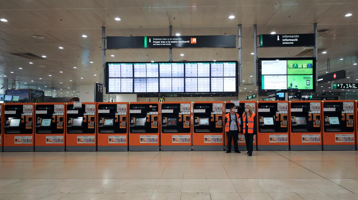 La estación de Sants, completamente vacía este lunes