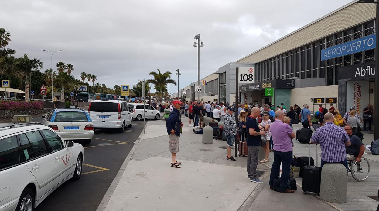 Turistas agolpados las puertas del Aeropuerto Tenerife Sur