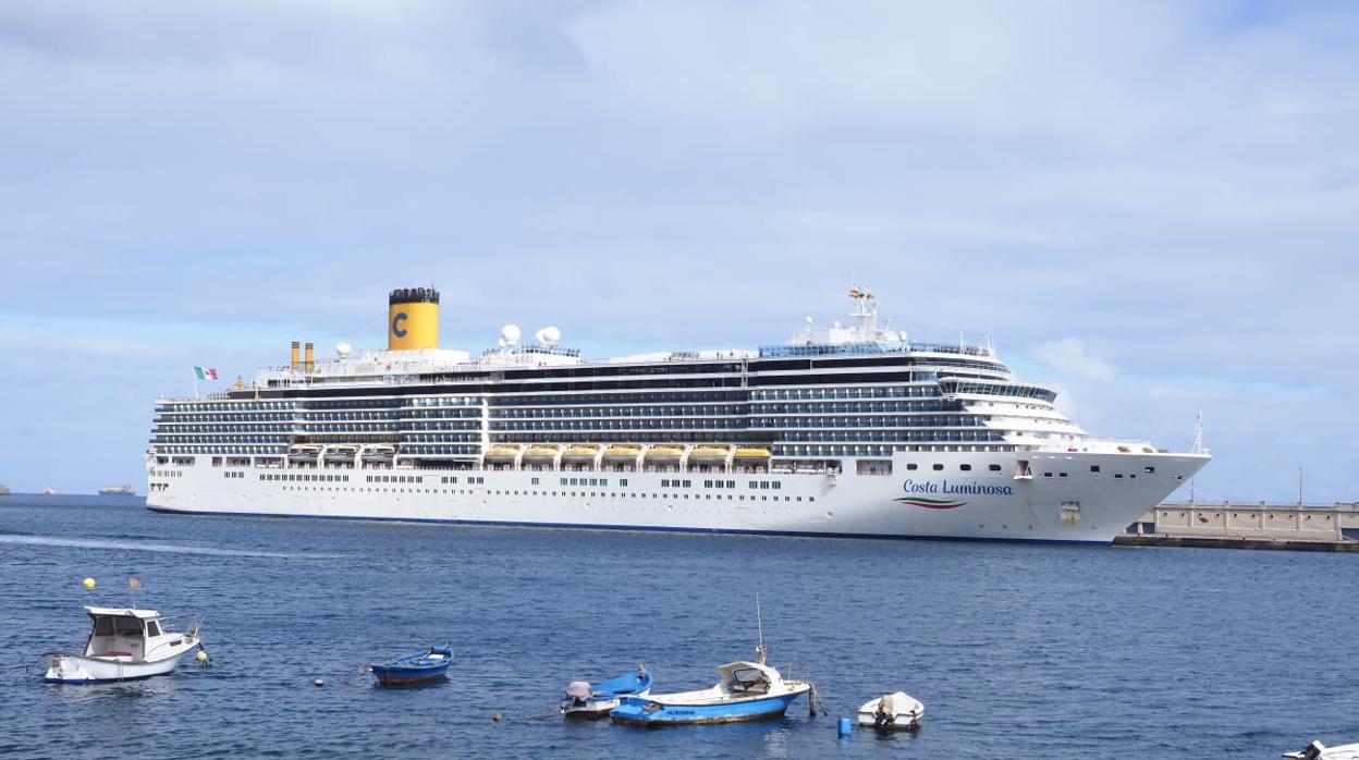 El 'Costa Luminosa' atracado en el Puerto de Santa Cruz de Tenerife