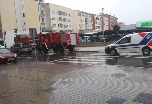 Camiones de la UME a las puertas de un supermercado de Calatayud