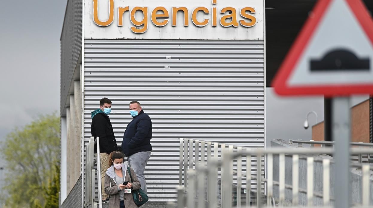 Personas con mascarillas en el Hospital de Alc alá de Henares