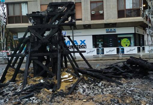 Imagen de los restos calcinados del monumento de la falla Reino de Valencia