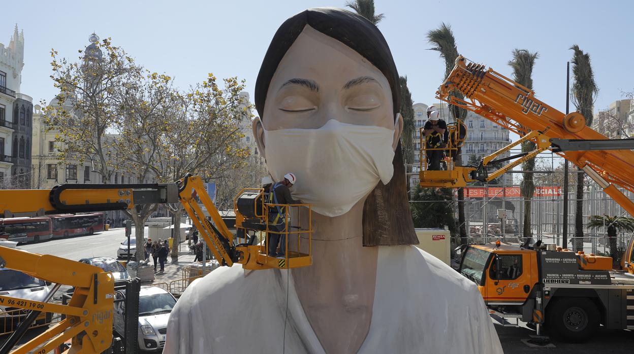 Imagen de la pieza central de la falla municipal de Valencia con una mascarilla para evocar al coronavirus