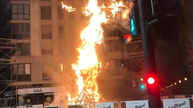 La falla Reino de Valencia sufre una «cremà» vandálica tras la suspensión de las Fallas por el coronavirus