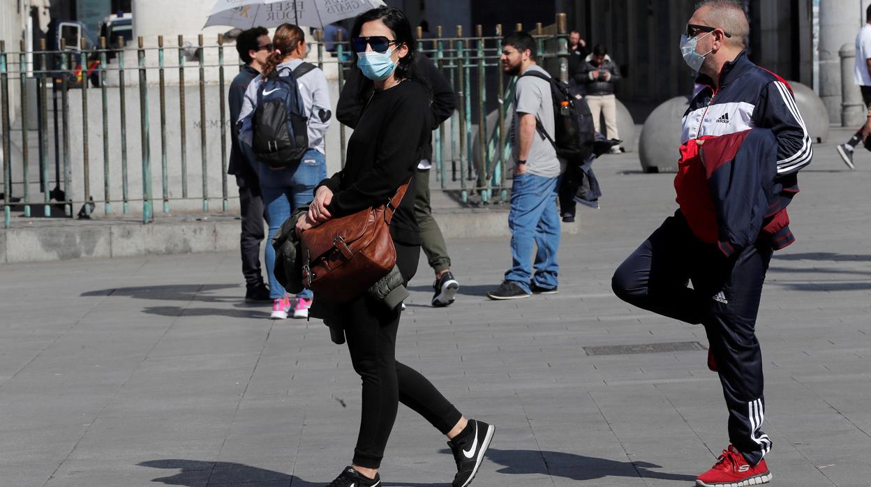 Una pareja con mascarilla