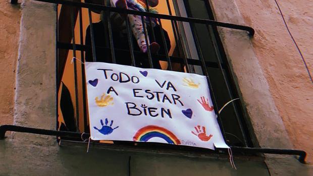 «Todo irá bien», los balcones de Barcelona florecen con mensajes optimistas