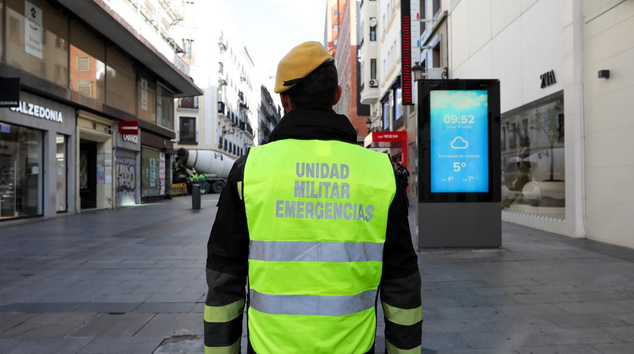 Un militar de la UME patrulla las calles de Madrid para controlar que la gente respeta el estado de alarma por coronavirus