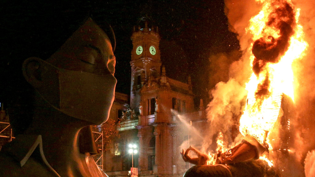 Coronavirus: Valencia celebra una «Cremà» histórica con la población confinada