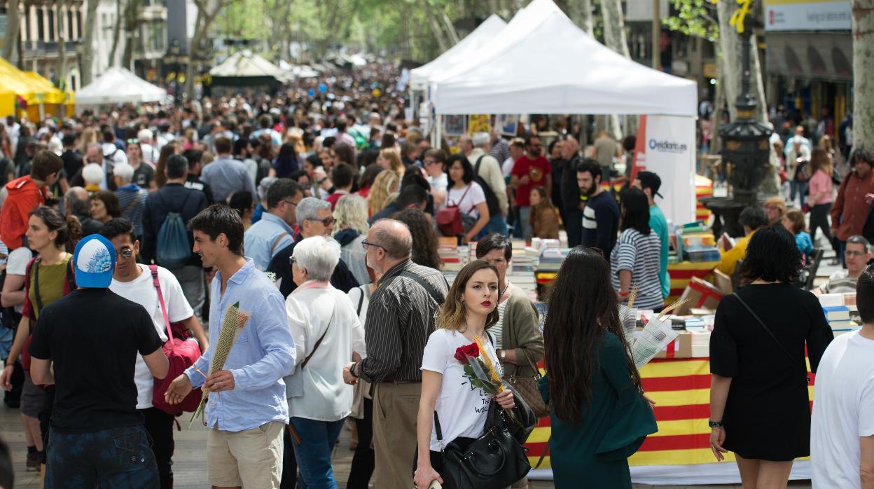 La Rambla de Barcelona durante el Sant Jordi de 2019