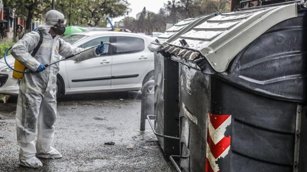 Coronavirus: cómo hay que tirar la basura de casa si hay alguien de la familia contagiado