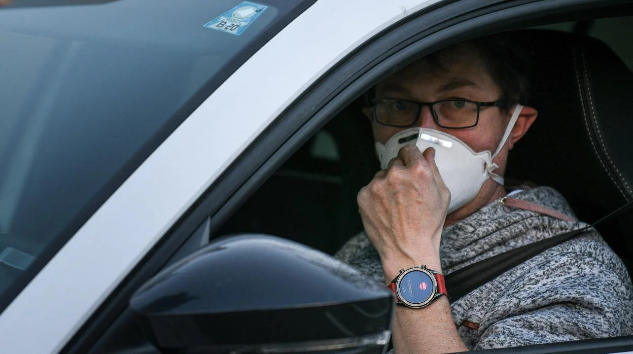 Un conductor se protege con una mascarilla en Alemania