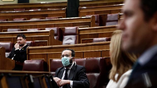 Una treintena de diputados guardan las distancias en un Pleno histórico y trascendental sin periodistas