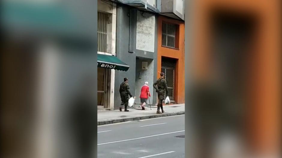 El aplaudido gesto de dos militares del Ejército de Tierra con una señora en Gijón