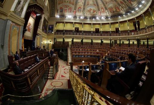 Una treintena de diputados guardan las distancias en un Pleno histórico y trascendental sin periodistas