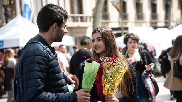 Los floristas se desmarcan de los libreros y esperan distribuir rosas el día de Sant Jordi